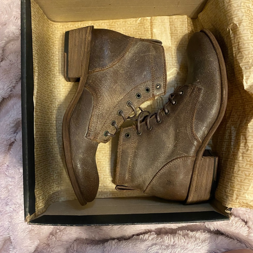 FRYE Carson Boots